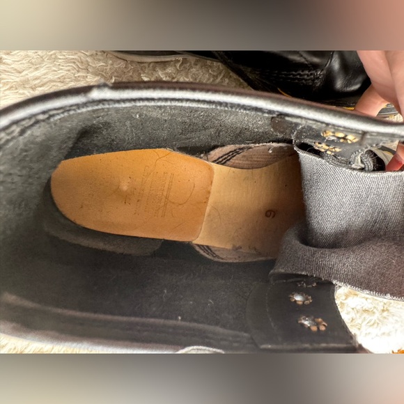 Air wair boots. - Picture 2 of 5